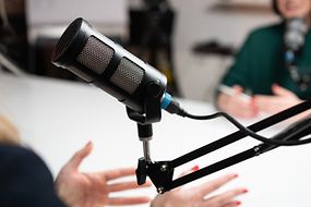 Zwei nicht erkennbare Frauen bei einer Tonaufnahme